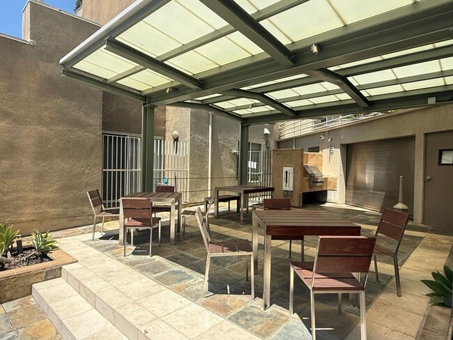 Building Photo - One Bedroom Condo in Montrose/Glendale