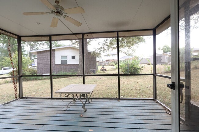 Building Photo - 536 Edgecrest Cir