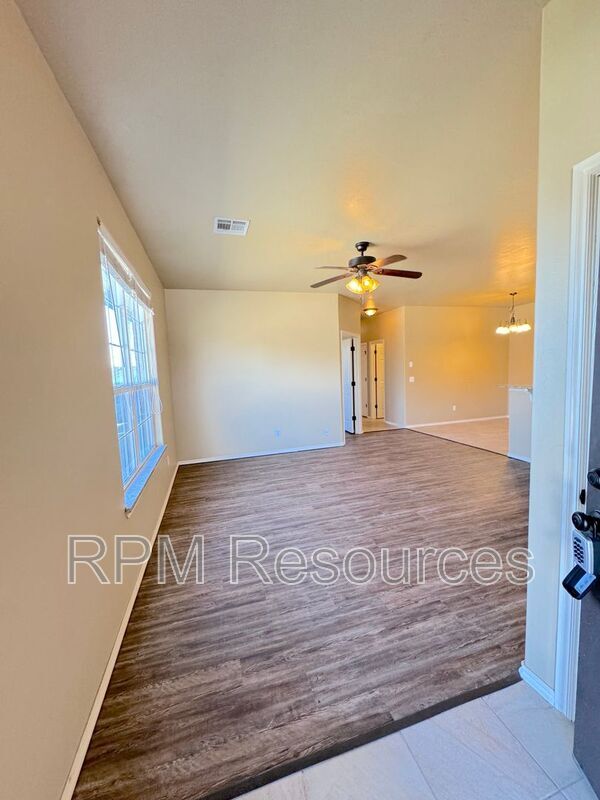 Building Photo - 167 Bison Ct Way