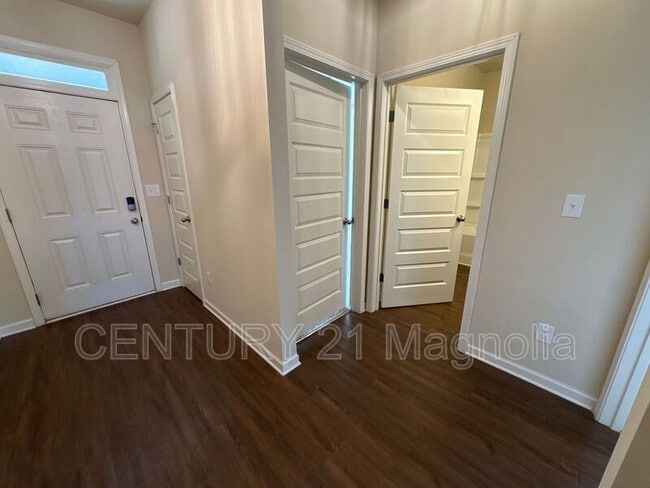 Building Photo - 3061 White Gate Lp