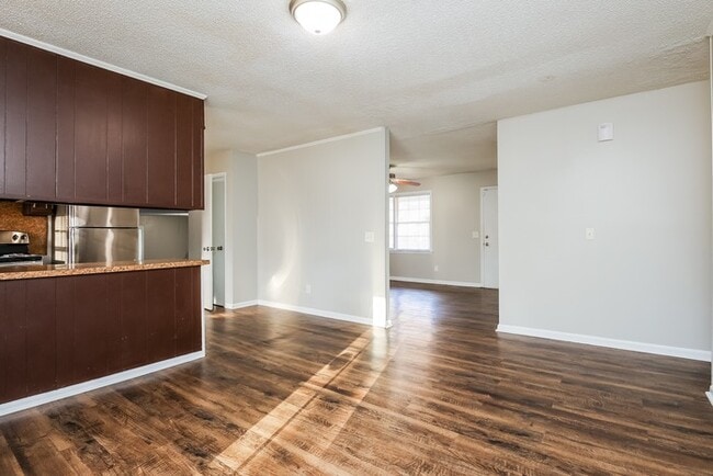 Building Photo - 111 Cornell Dr