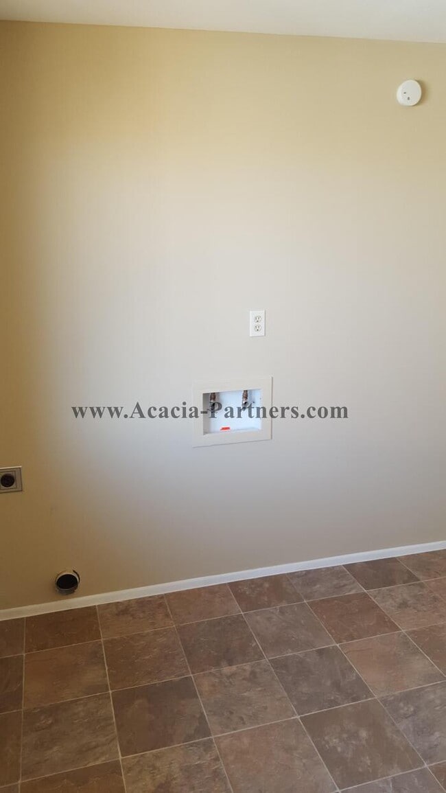 Building Photo - 3 Bedroom Eastside w/ Carport, Fireplace &...