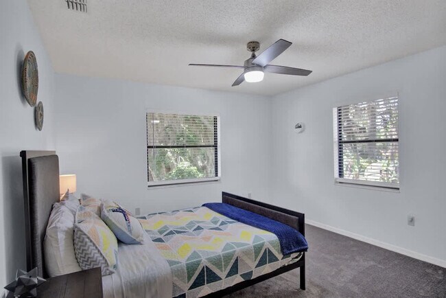 Building Photo - 1045 N Cres Dr