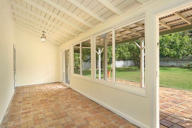Building Photo - Ready to move into single level family hom...