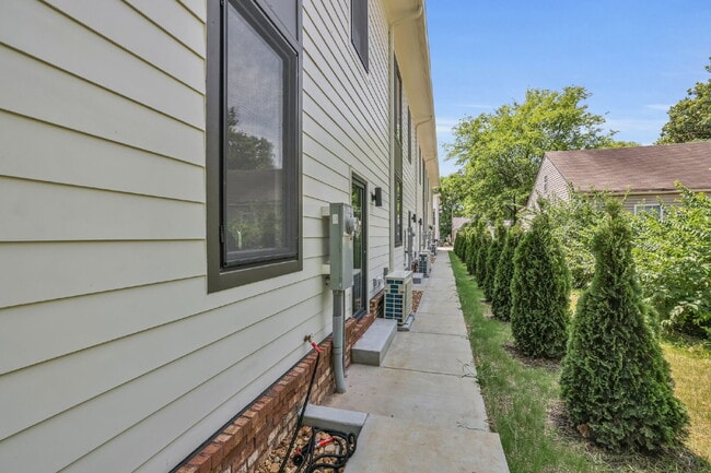 Building Photo - Brand-New Townhome Just Minutes from Downt...