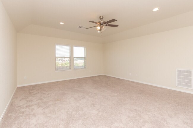 Building Photo - 10 Log House Ct