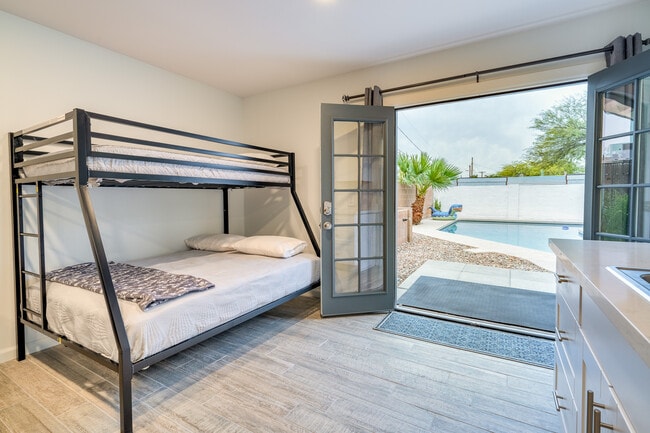 Casita - 1219 W 10th Pl