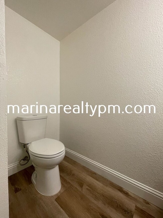 Building Photo - Two Story Crockett Condo Two-Off Street Pa...