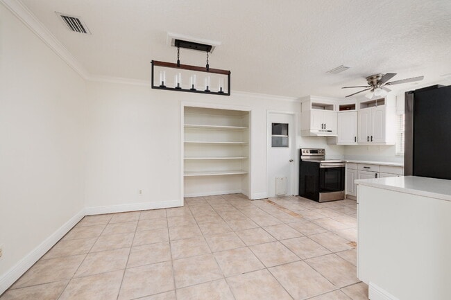 Building Photo - Charming single-family home nestled in des...