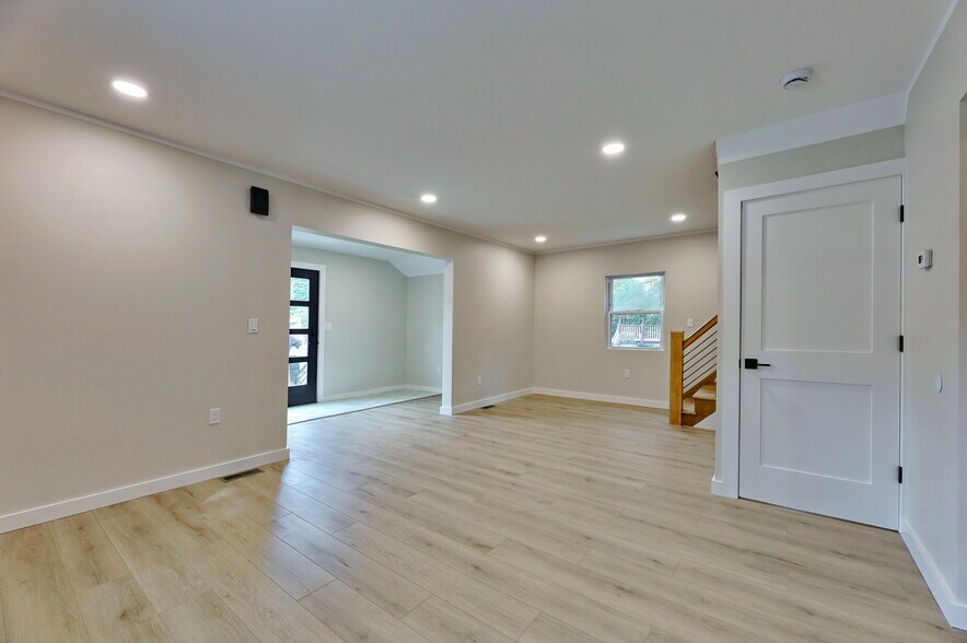 Building Photo - 205 Island Rd