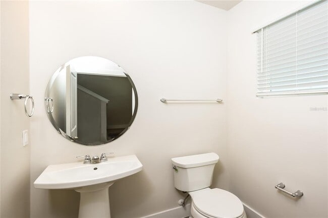 Building Photo - 816 E Voorhis Ave