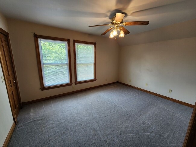 Building Photo - Single Family 3 bedroom 1.5 bath in Moline