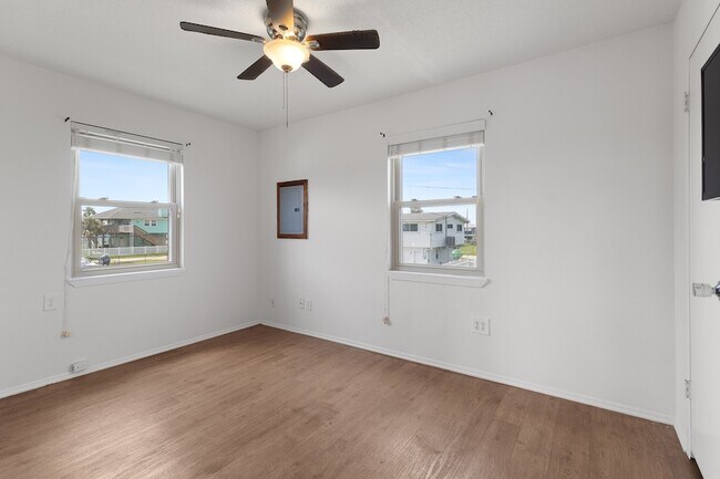 Building Photo - 4014 Kent Dr
