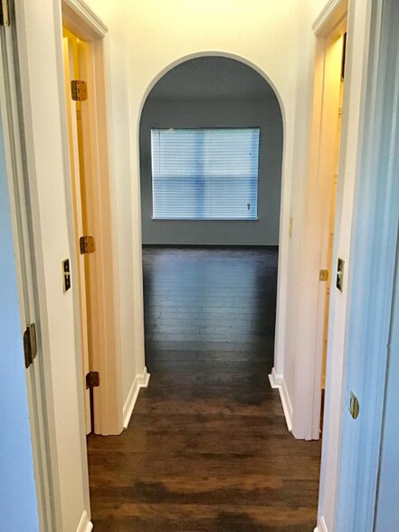 Building Photo - 2606 Sheila Dr