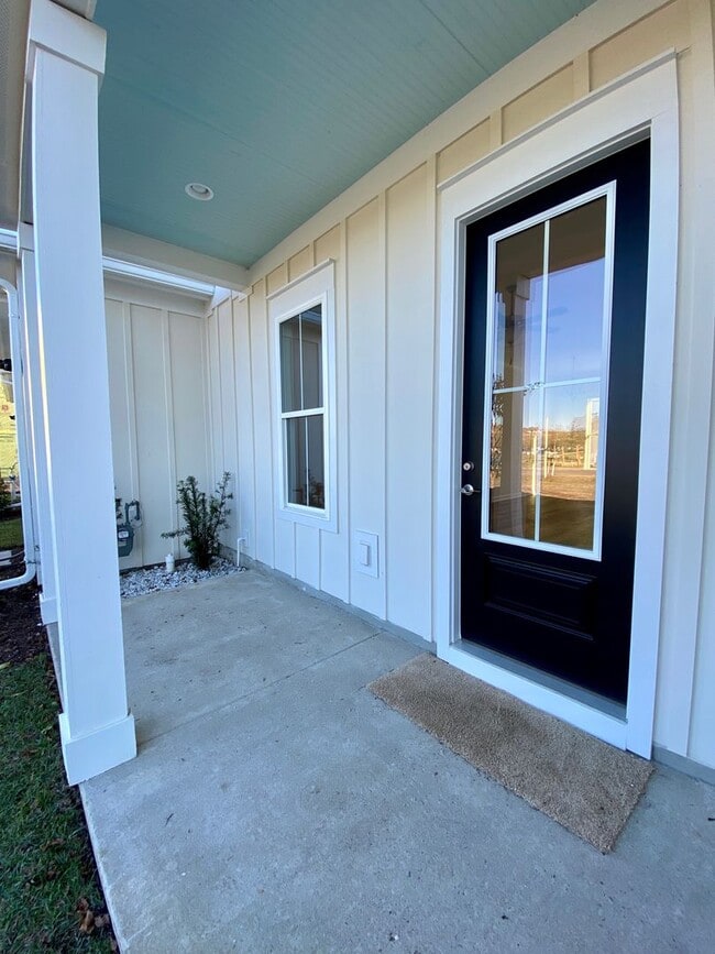 Building Photo - LUXURIOUS HIGH-END 2-story townhome in Market Common - walk to everything!