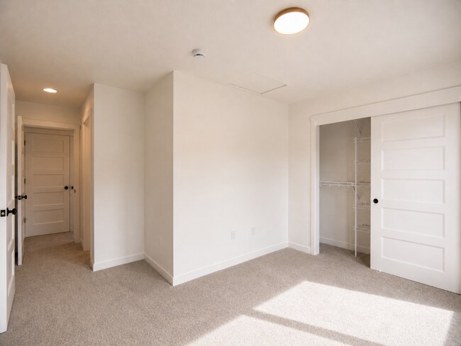 Building Photo - 10108 NE 45th Ct