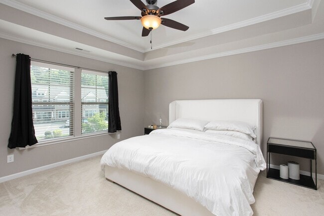 Building Photo - Beautiful 3 bedroom, 2.5 bath end unit townhome home!