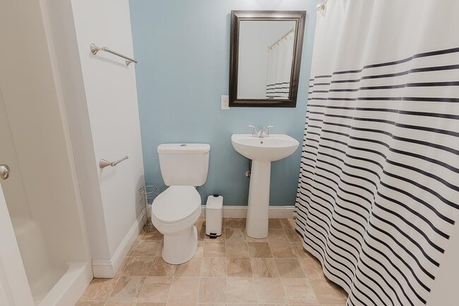 Building Photo - 213 Villager Rd