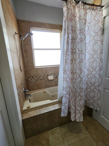 Building Photo - 1115 E 8th St