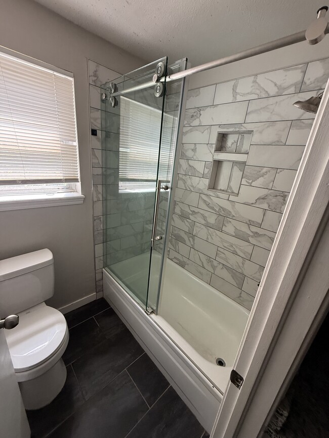 Building Photo - 507 Meadow Lake Dr