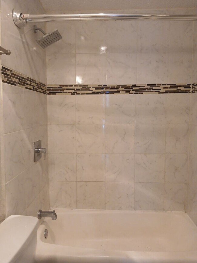 Building Photo - 3 Bedrooms, 1.5 Bathrooms, 1 Car Garage Ne...