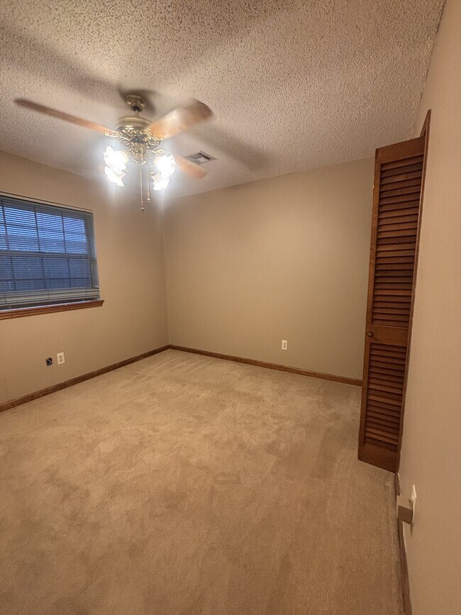 Building Photo - 106 Darteze Dr