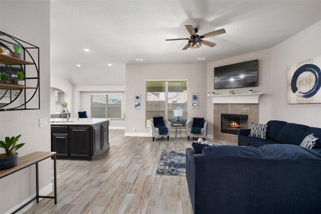 Building Photo - 1324 Thrasher Dr