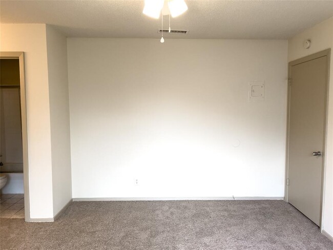 Building Photo - 7206 Creekside Dr