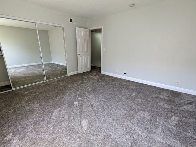 Building Photo - 2 bedroom, 1.5 bathroom Townhome in El Cajon