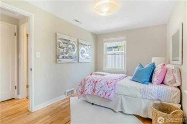 Building Photo - 5Bd/2Ba Seattle House