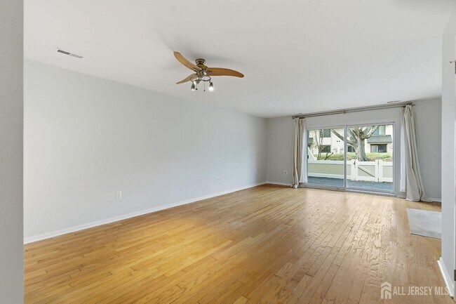 Building Photo - 60 Hampshire Dr