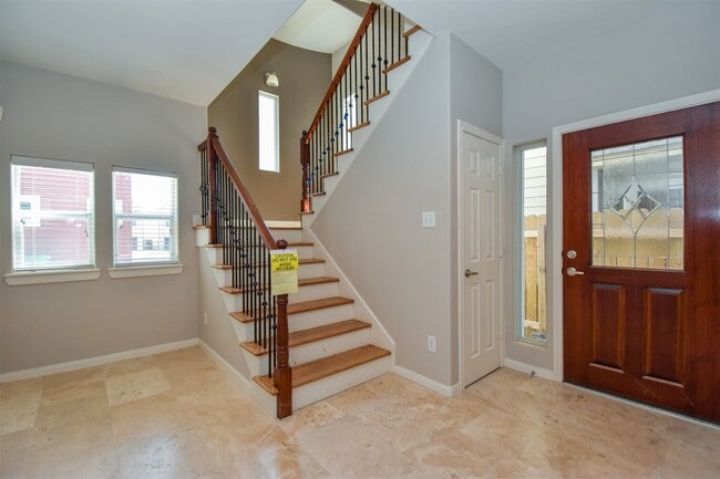 Building Photo - 1141 W 24th St