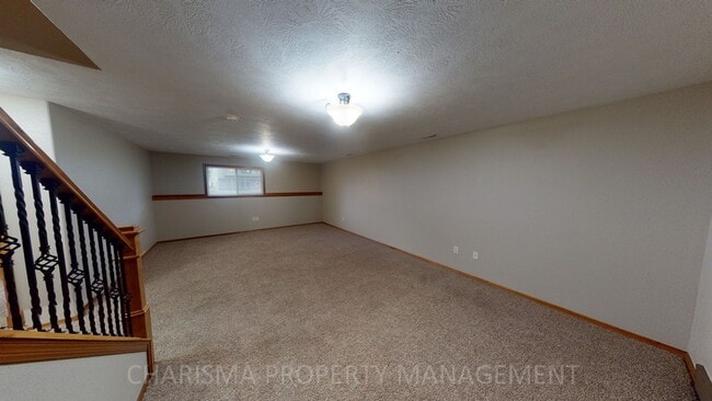 Building Photo - 3 BD, 2.5 BA TOWNHOME, DOUBLE ATTACHED GARAGE, PET FRIENDLY, WALK OUT DECK, LOTS OF SPACE!