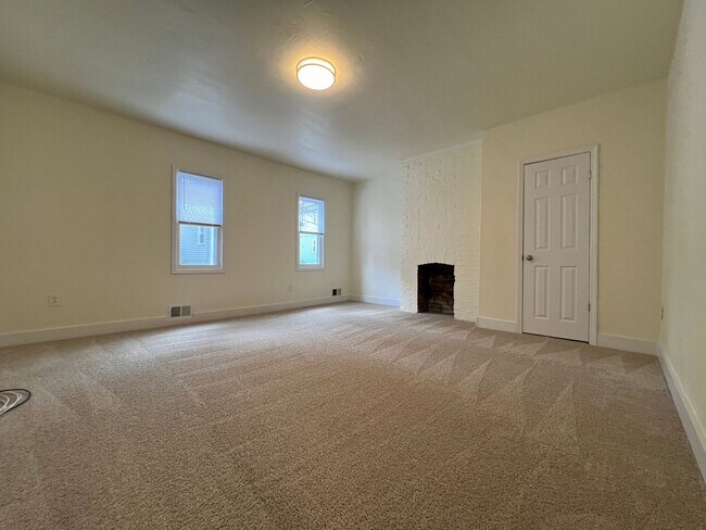 Building Photo - Updated 1BR 1 Bath house with office now available!