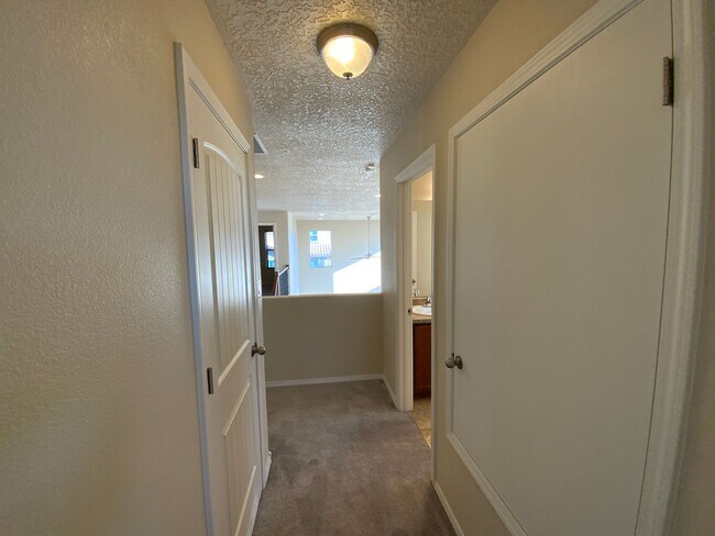 Building Photo - 4 Bedroom Home Available Near Golf Course ...