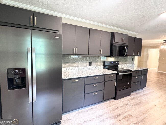 Building Photo - 304 Pinewood Dr