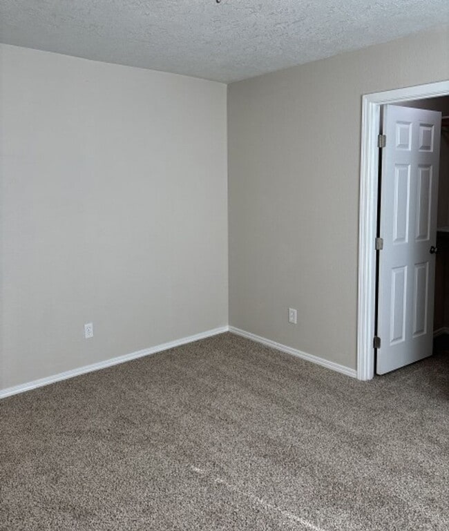 Building Photo - 3Bd/2Ba Single Story Home - Available to V...