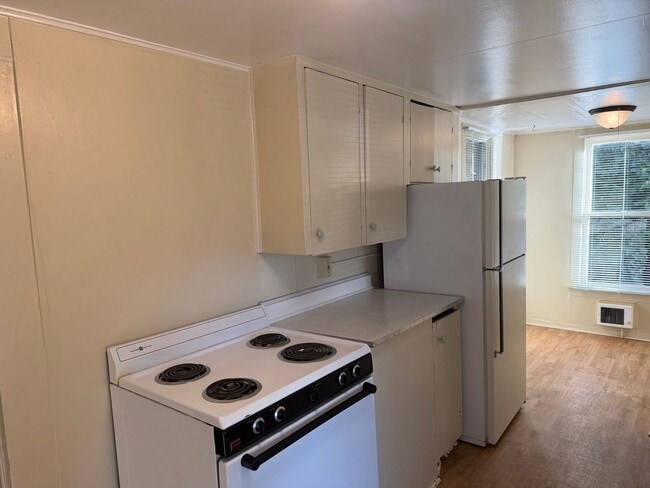 Building Photo - 2 bedroom 1 bathroom house - Close to Campus!