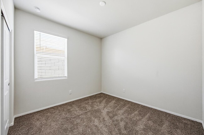 Building Photo - 1033 W Avalon Canyon Dr