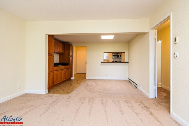 Building Photo - Farm Hill Condo | Desirable Location