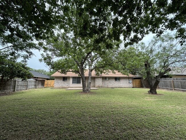 Building Photo - 1805 Broadmoor Dr