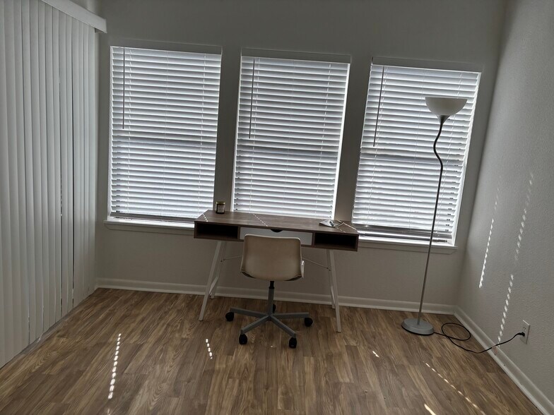 Dining or office area-furniture included - 1914 Harbour Dr