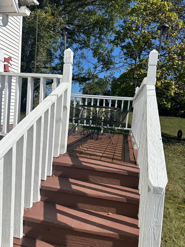 Building Photo - 4 Bedroom, 2 Bath farm house out in the Co...