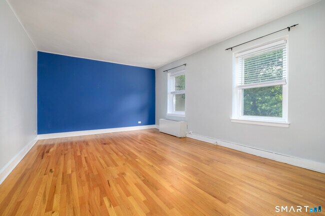 Building Photo - 136 Woodside Green