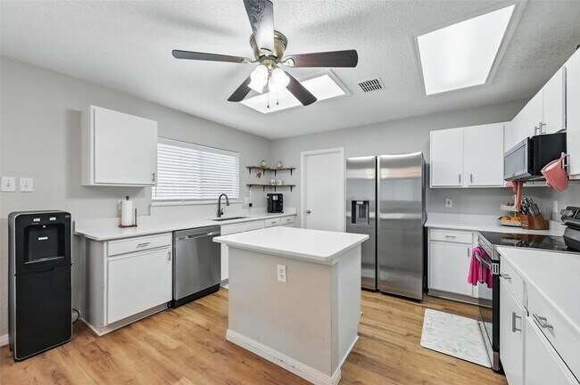 Building Photo - 636 Capricorn St