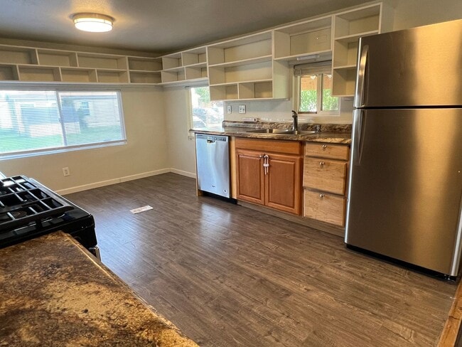 Building Photo - 3 bedroom in Dimond Estates