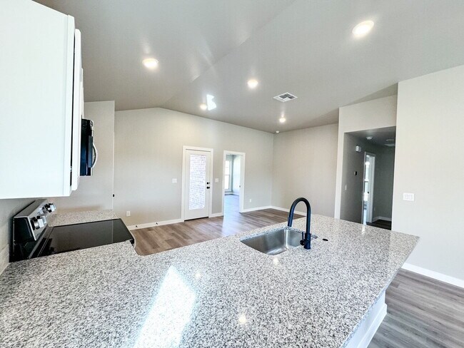 Building Photo - Newer Home in Burgamy Park!