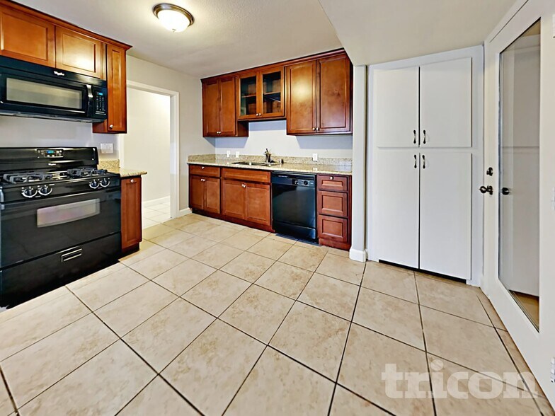 Building Photo - 684 Brown Ave