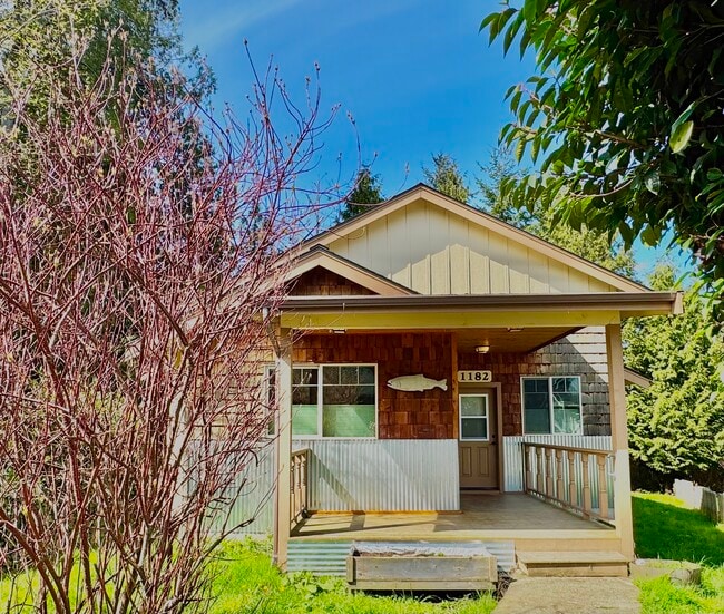 Building Photo - 1182 Hughes Ave