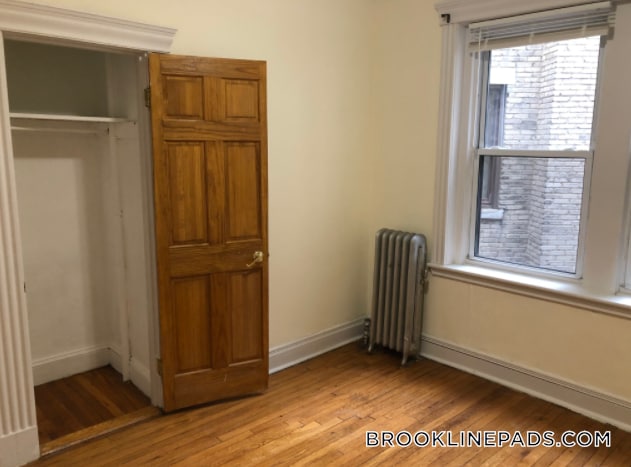 Building Photo - 352 Riverway